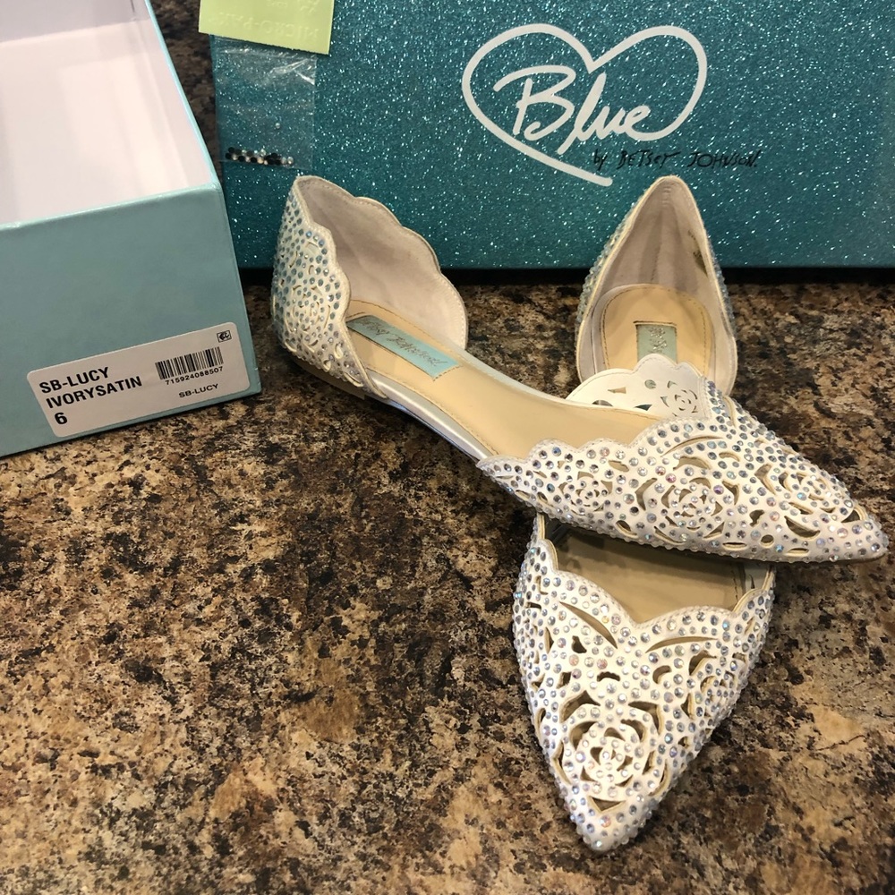 Blue by Betsey Johnson -Jeweled Size 6 satin Ivory